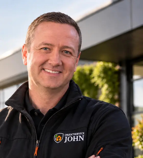 Inhaber von Objektservice John vor einem Firmenwagen